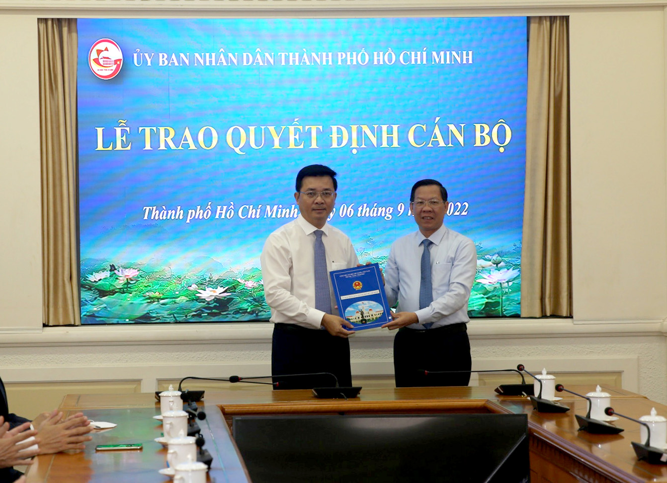 Chủ tịch UBND TP. Hồ Chí Minh Phan Văn Mãi trao Quyết định cho đồng chí Võ Đức Thanh.